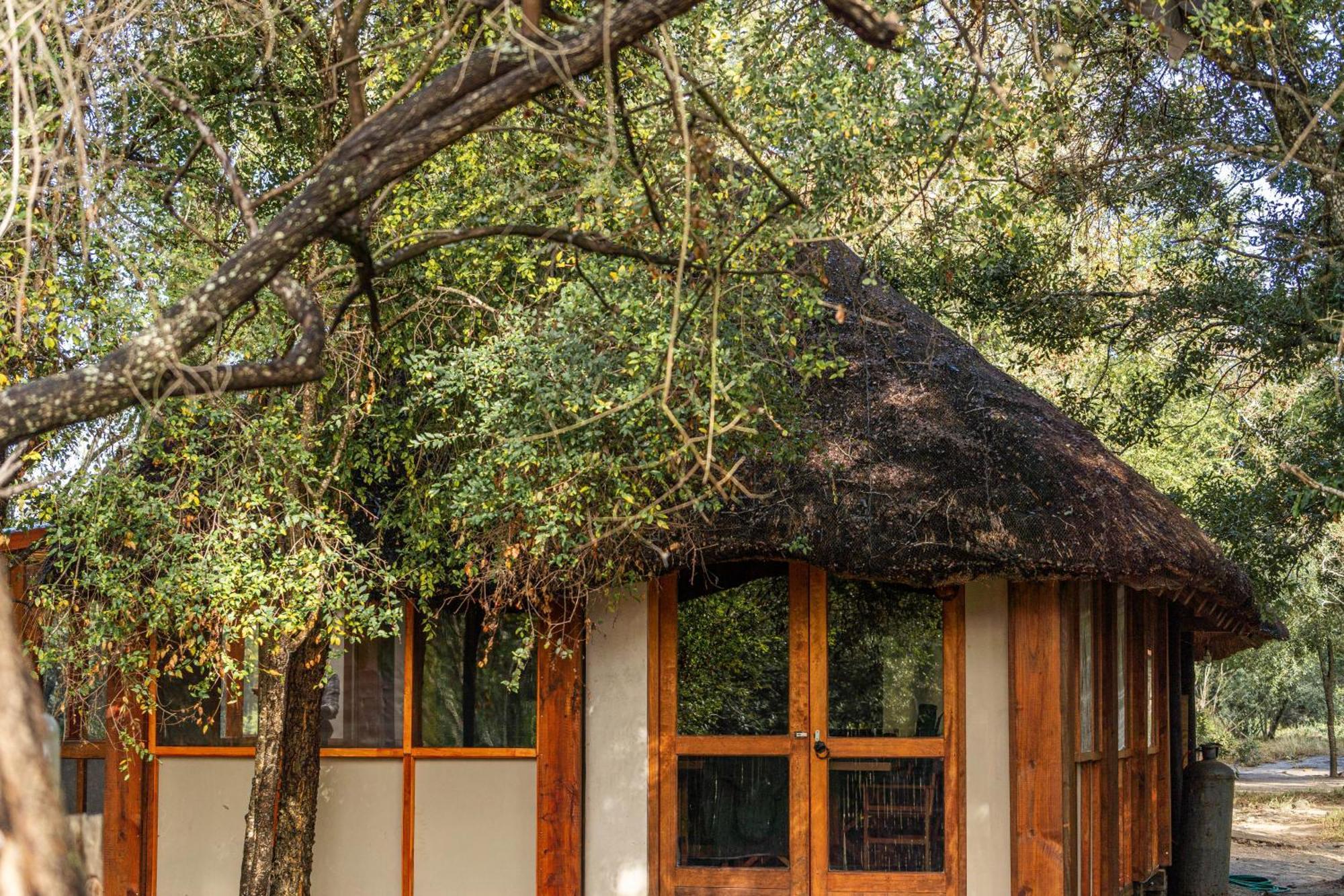 Ndzhaka Tented Camp Заповедник Маньелети Экстерьер фото